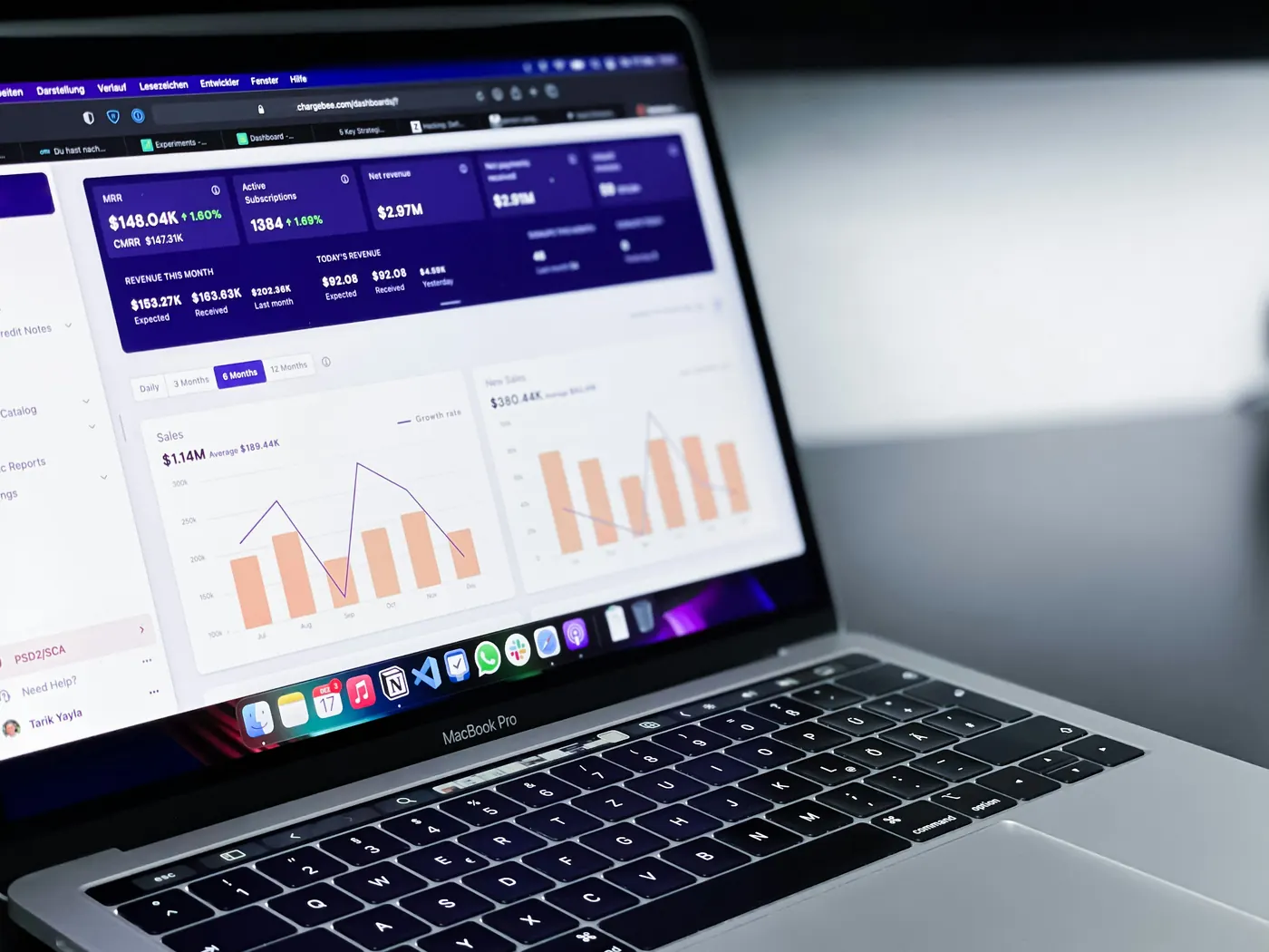 Tablero de indicadores mostrando ingresos, ventas y tasa de crecimiento